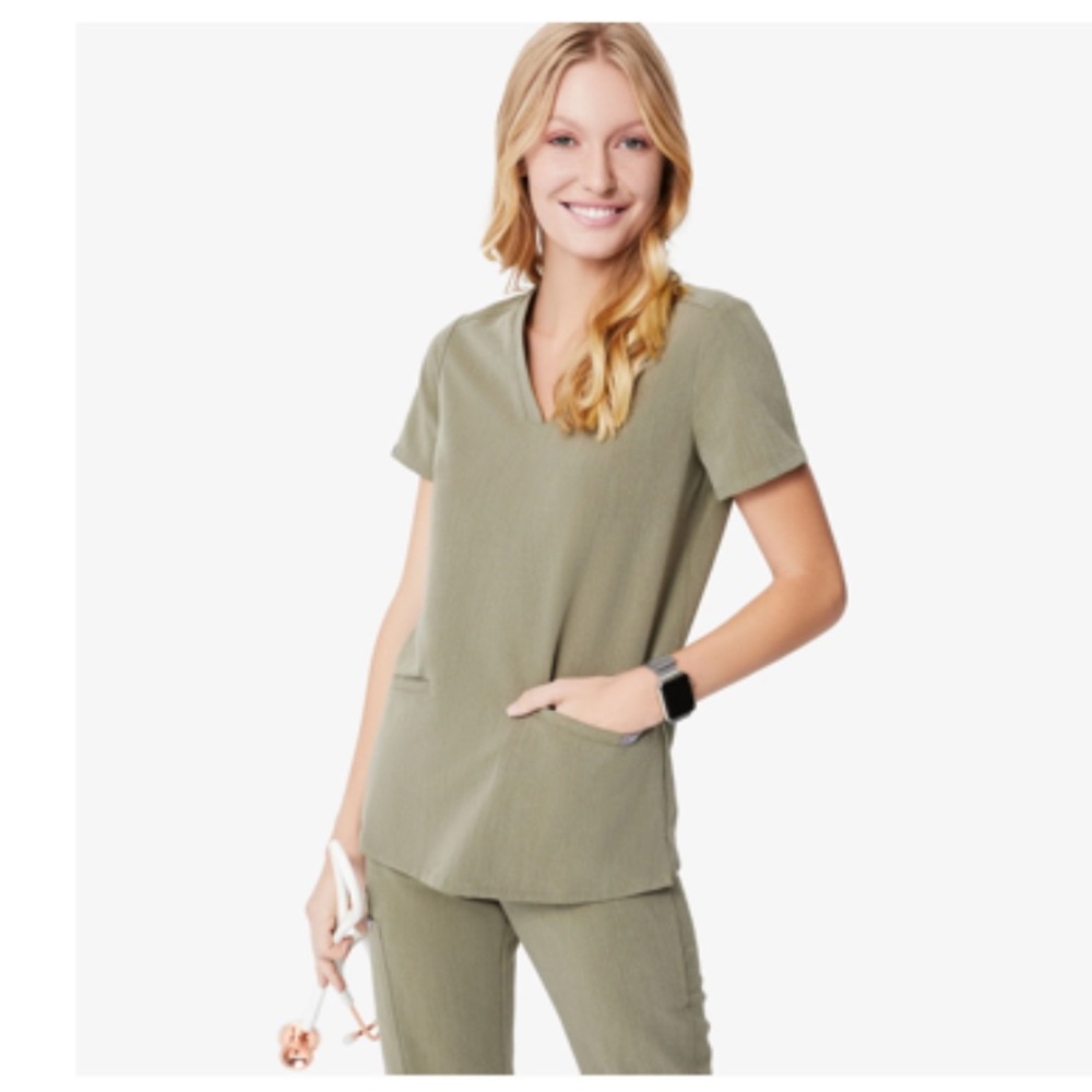 🌿 FIGS Heather Olive Scrub Set – Casma Top + Kade Cargo Pants 🌿